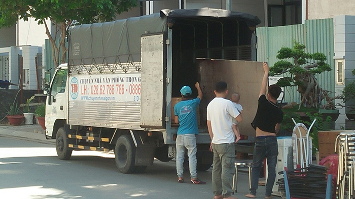 nhân viên cung cấp dịch vụ chuyển nhà trọn gói Tiến Dạt 